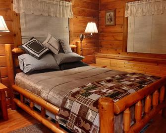 Cozy 2 Bed 2 Bath Cabin located next to Three Bears Resort in Warrens Wisconsin - Warrens - Habitación
