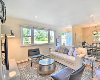 Charming Hampton Home w/ Yard: 2 Mi to Beach! - Hampton - Living room