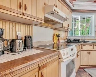 Rainforest Retreat - Marmora - Kitchen