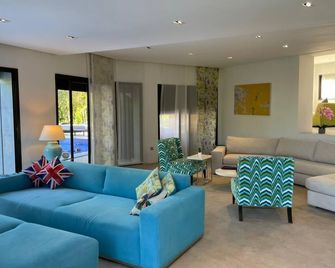 Beautiful, contemporary villa in the mountains of Cabo in a gated community - Cabo Negro - Living room