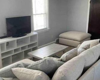Fully Furnished Upper Suite in quiet Southmont. - Johnstown - Huiskamer
