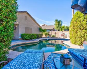 Beautiful Home with Heated Pool and Hot Tub! Spring Training and Stadium nearby. - Avondale - Pool