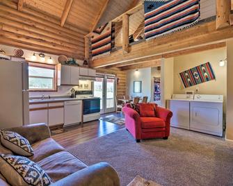 Cabin with Fire Pit, Views and BBQ 18 Mi to Moab! - Moab - Living room