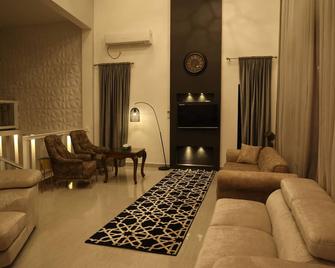 Private Villa in Kollam with Pool - 科蘭 - 客廳