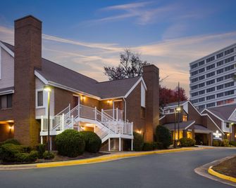 Tysons Corner Suites, A Baymont by Wyndham - Tysons - Building