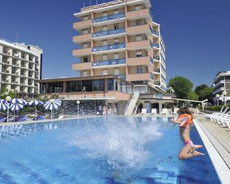 โรงแรมพาเลซ - บิบิโอเน - สระว่ายน้ำ