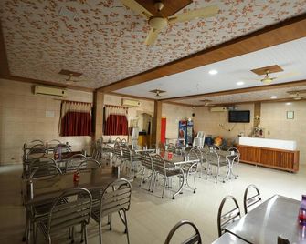 Hotel Royal Raj - Rajkot - Ресторан