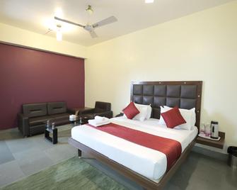 Hotel Hospice - Surat - Bedroom