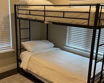 Beautiful Home Fully Equipped, Sleeps 8! - Springdale - Bedroom