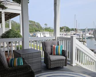 Water view condo overlooking Marina, with private deck - Southport - Балкон