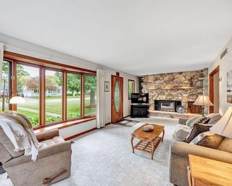 Well maintained home. Close to events. EAA, Packer games, Mile of Music. - Menasha - Living room