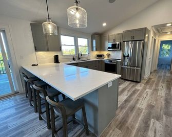 Travelers Rest, Furman, Greenville, and a mountain view! - Travelers Rest - Kitchen