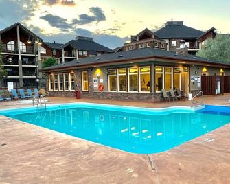 Cozy Condo & Invermere BC & Mountains & Lake view &Pool open in May& Hottub & AC - Invermere - Pool