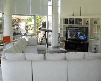 Class A Leisure With Elegance, Status, Functionality, Swimming Pool and Barbecue - Lauro de Freitas - Living room