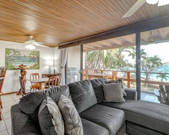 Ideal oceanfront gem with beach access, WiFi, balcony, grill, & washer/dryer - Playa Flamingo - Salon