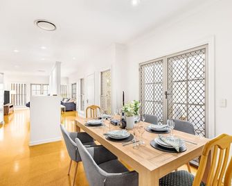 Cozy Hub near Food Fusion Family Business Ideal - Brisbane - Sala de jantar