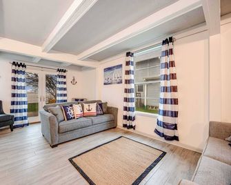 Driftwood, Cozy Waterfront Cottage, Separate Unit - Antioch - Sala de estar