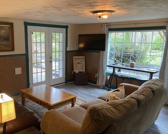 The C&O Adventure Retreat on Taylor's Landing - Sharpsburg - Living room