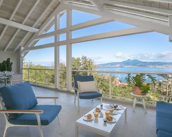 The 5 Tangarane apartments are located in Les Trois Ilets, overlooking the magni - Les Trois-Ilets - Balkón