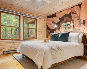 Half Moon by AvantStay 4BR Cabin w Large Deck Yard w Patio Outdoor Dining - Great Barrington - Habitació