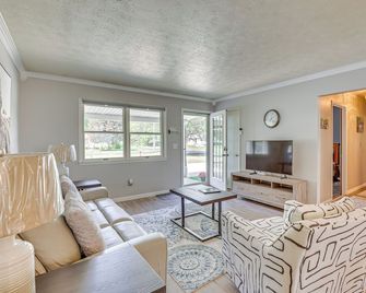 Peaceful Home Near Youngstown Fenced Bac - Niles - Living room