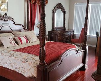 Gorgeous 5 bedroom home w/ pool. Close to Destin Beaches. No cleaning fee! - Niceville - Bedroom