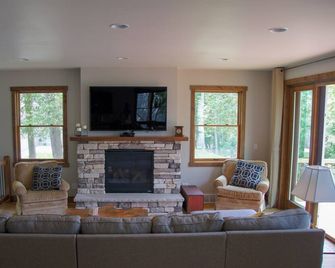 Lakefront Home 4 Bedroom 4 Bath Sleeps 1 - Waupaca - Sala de estar