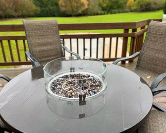 Relaxing 8 acres, Large Family Getaway plus Giant Pool, Hot tub, Sports Complex - LaPorte - Balcony