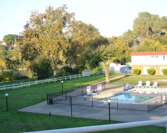 Travelodge by Wyndham Red Bluff South of Redding - Red Bluff - Басейн