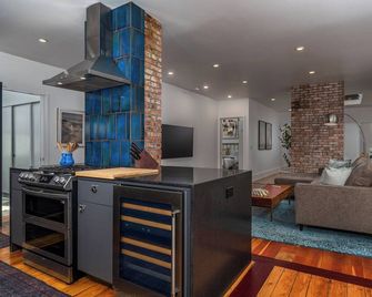 Spacious, Sleek, and Luxurious two-bedroom in Historic Westside of Providence - Providence - Living room