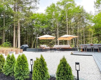 The Quechee Haus: VT Retreat with Outdoor Hot Tub - White River Junction - Innenhof