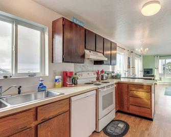 Rockaway Beach Apt with Ocean Views Steps to Shore - Rockaway Beach - Kitchen