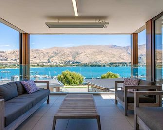 Lakeside Luxury 2 Bedroom Apartment - Wanaka - Living room