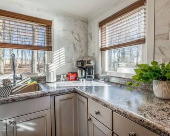 Harvest Hideaway | Fire Pit | Central Location - Long Pond - Cocina