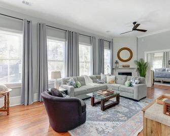 The Retreat on Broad @ Trustees' Garden - Savannah - Oturma odası