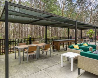 Holiday Inn Atlanta-Gas South Arena Area By IHG - Duluth - Innenhof