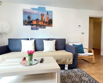 Shoreditch Liverpool Street Apartments with lift and balcony - London - Living room