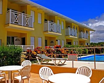 Tropical Winds Apartment Hotel - Charnocks - Building