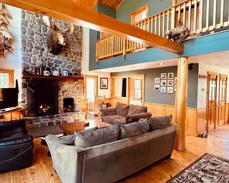 Huge Lakefront Cabin | Sleeps 12| King Bed| Dock| Ski Saddleback| Snowmobile| - Oquossoc - Sala de estar