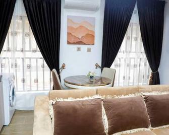 1bedroom brown in Oniru-Victoria Island.(24hrs Power, Starlink, Landmark Beach) - Lagos - Dining room