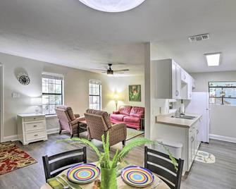 Charming Tallahassee Townhouse about 3 Mi to FSU! - Tallahassee - Sala de estar