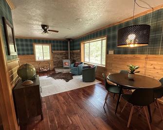 U.P. Woodsy Cabin Retreat: central location, sauna, AC, sleeps 13! - Newberry - Dining room