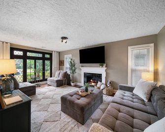 Ivy Cottage W Hot Tub By Hvnlyhomes - Tulsa - Living room