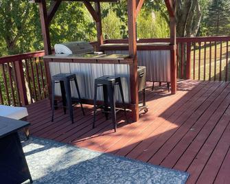 Pondhaven Rereat Fully furnished house with fun and convenience for all ages - Farmington - Balkon