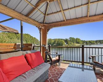 Spacious modern waterfront cottage with private beachfront - Saint-André-Avellin - Balcón