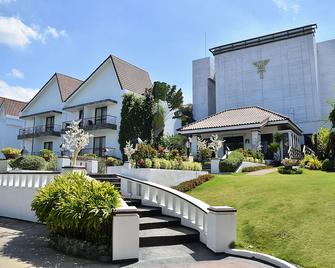 Thunderbird Resorts - Rizal - Binangonan - Building