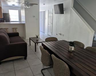 Close to Store & Airport - Kenner - Living room