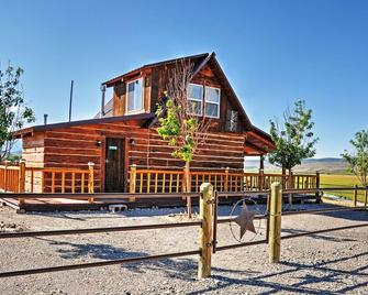 Remote Antimony Log Cabin with Green Meadow Views! - Antimony - Edificio