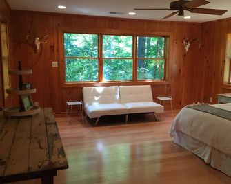 Oxford Retreat - 4B/4B Newly Renovated Cabin 15 Minutes From Downtown Oxford! - Batesville - Habitación