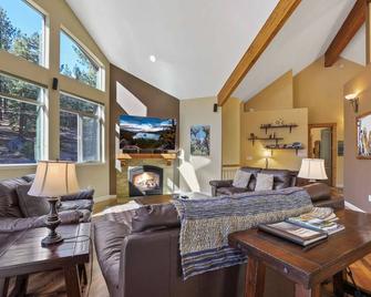 Heavenly Mountain Chalet - Skiing, Pets, Hot tub - Stateline - Living room